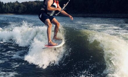 Wakesurfing